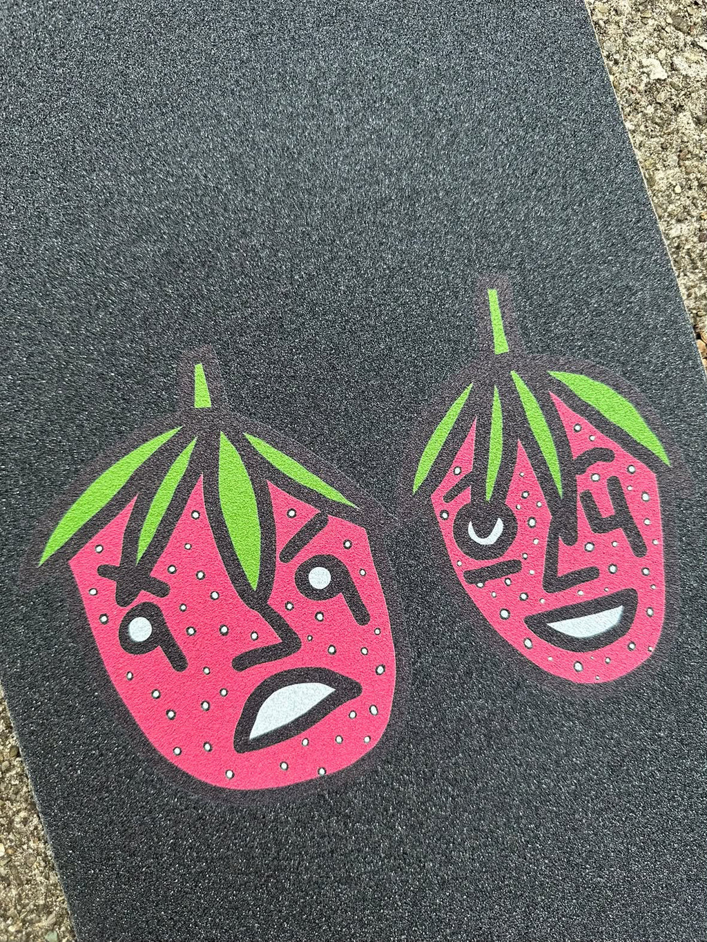 9904 - Strawberries Griptape