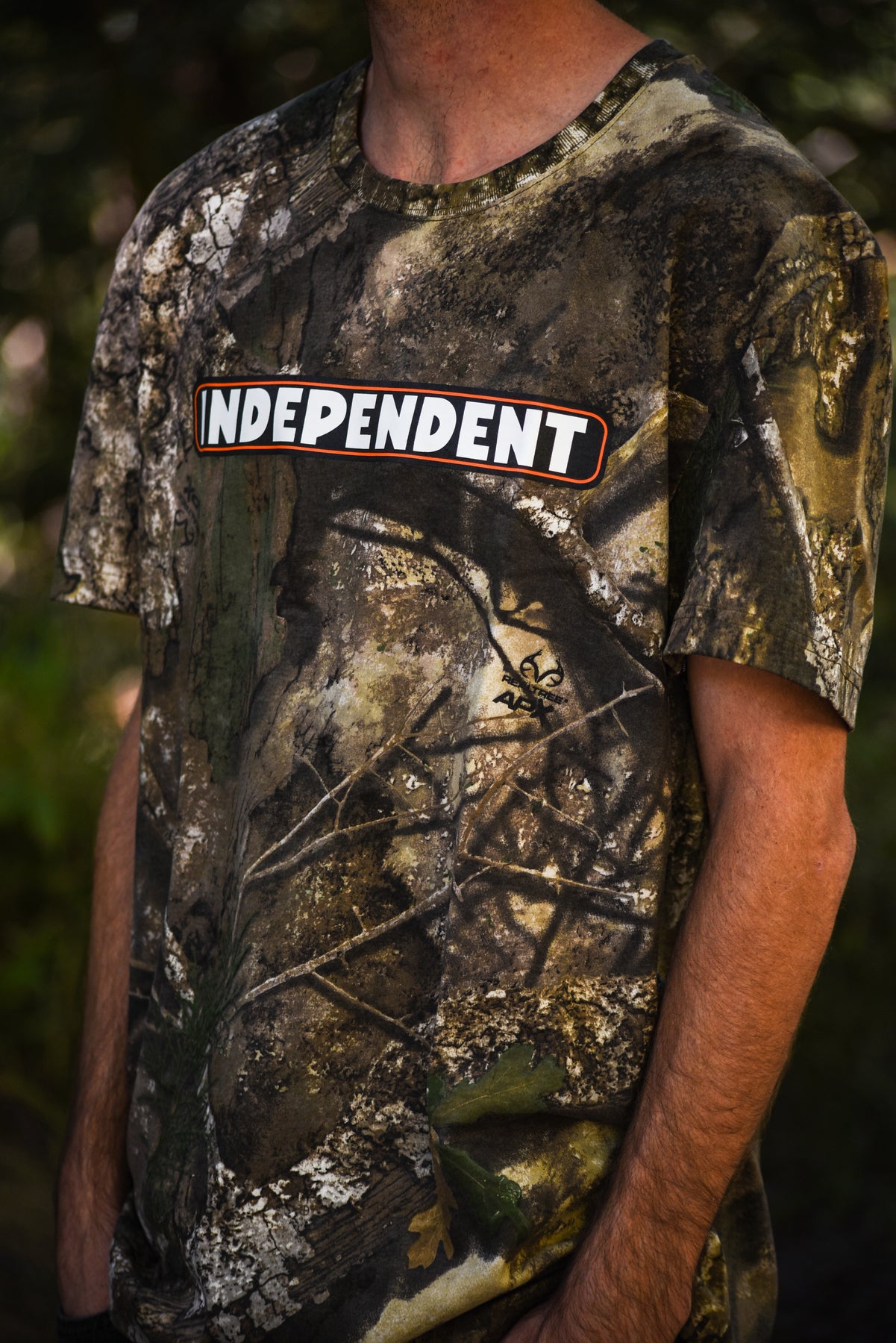 INDEPENDENT - Bar Logo Midweight Tee Real Tree APX